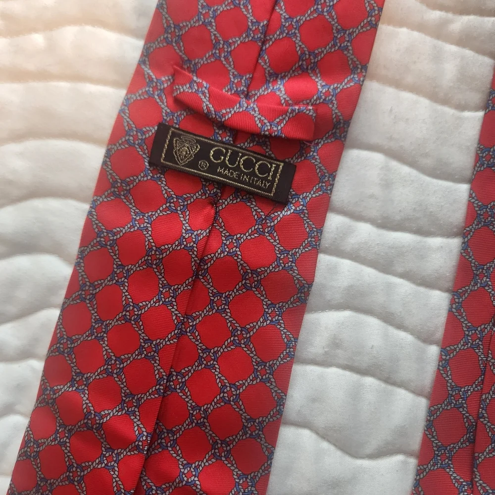 Elegant Red Patterned Tie